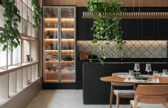 Mesmo em espaços menores, a cozinha americana aproveita cada centímetro e mantém a sensação de amplitude. Foto: Roberta Gewehr